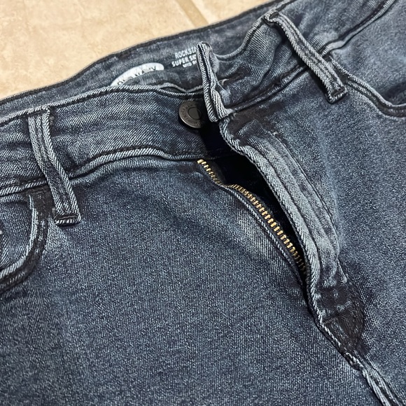 Women’s Old Navy Rockstar Super Skinny Mid-Rise Jeans - Picture 5 of 9